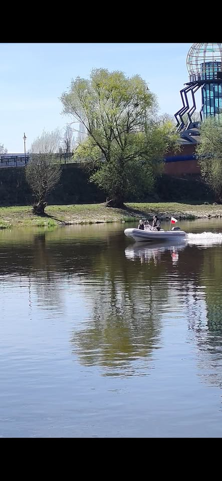 Pływanie motorówką pod mostami