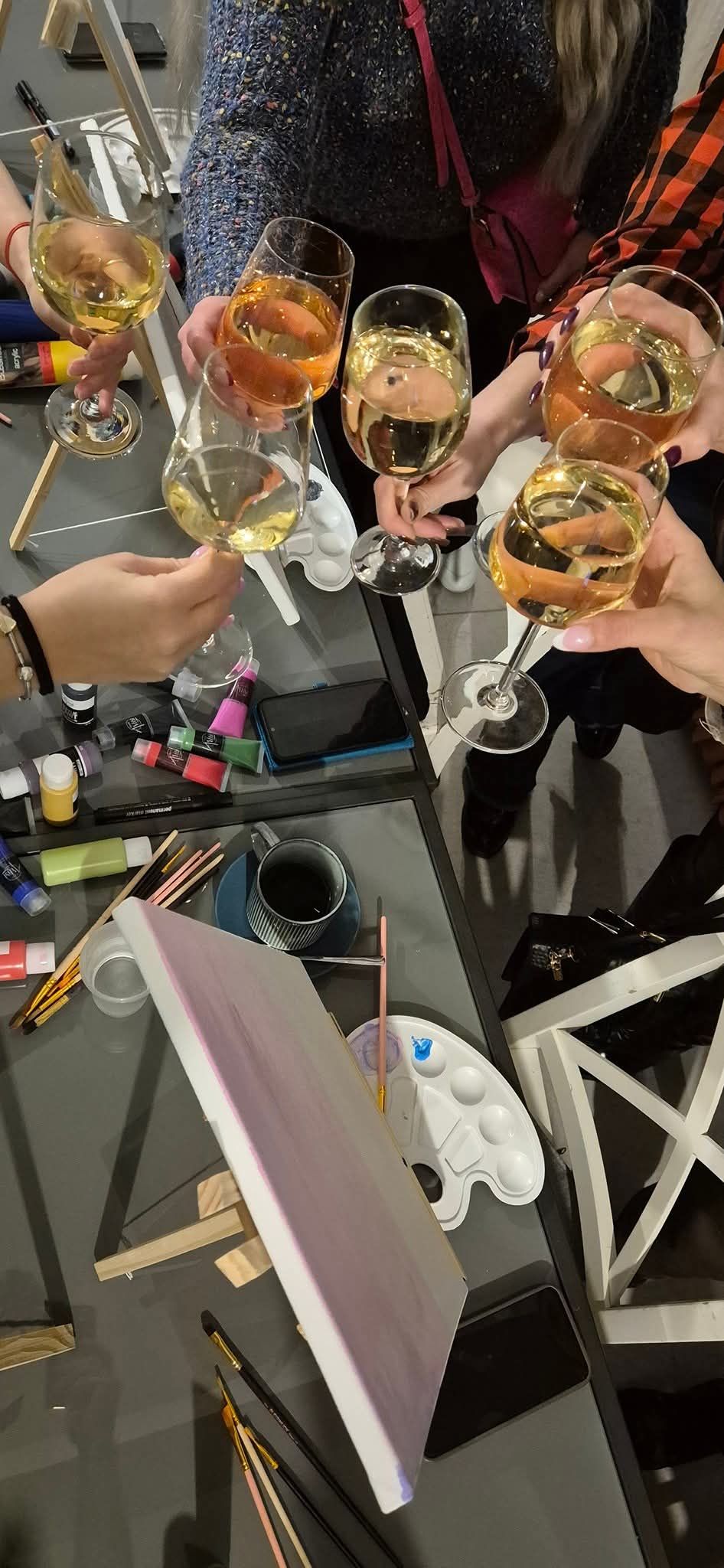 Malowanie przy winie – pierwsze urodziny Farby i Wina 🥳